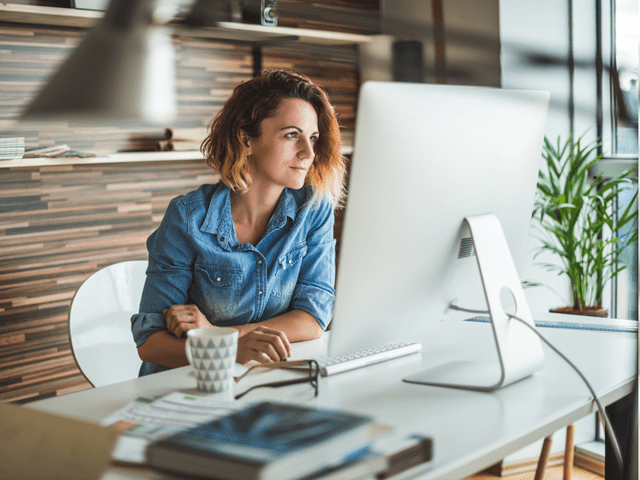 Dame som jobber ved pc